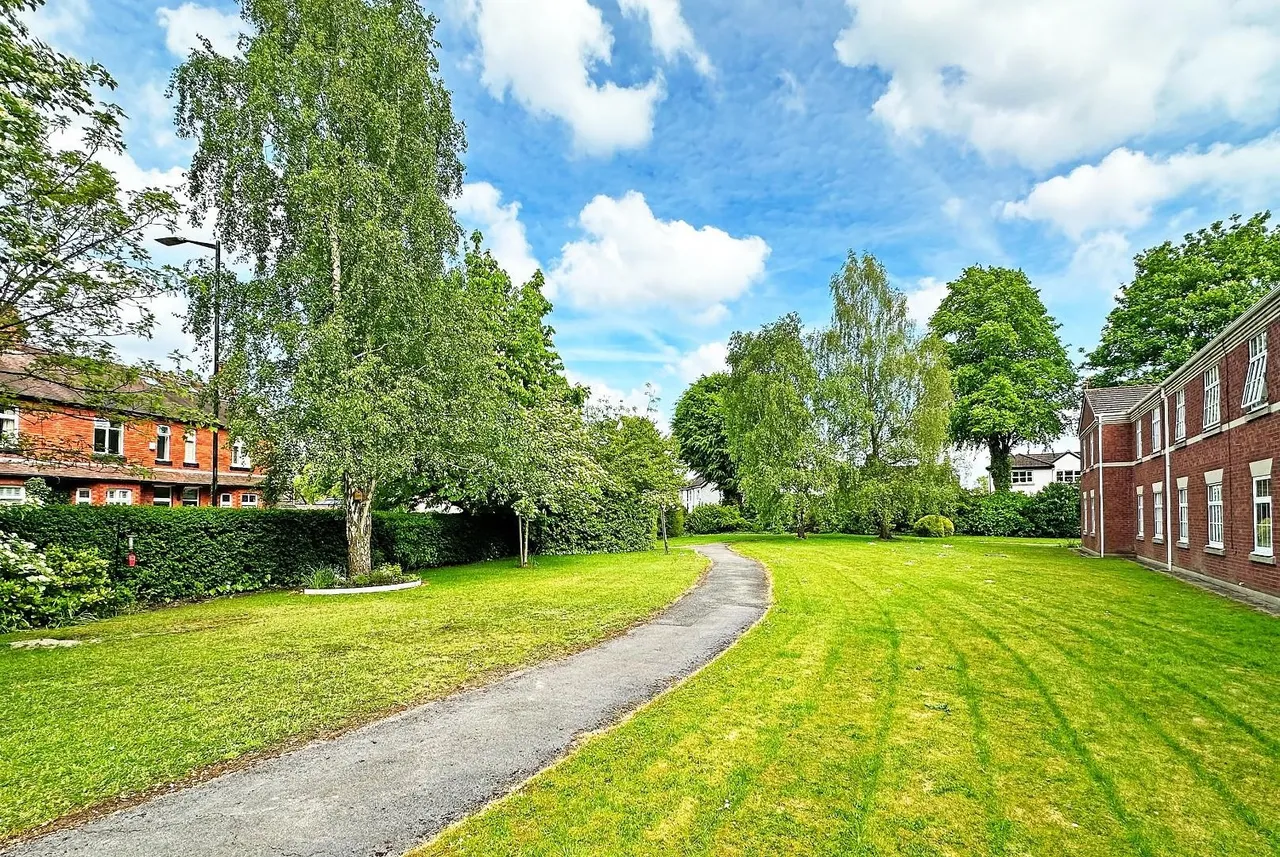 Queens Road, Hale, Cheshire WA15 9JF, photo 16