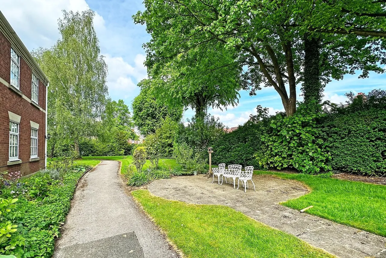 Queens Road, Hale, Cheshire WA15 9JF, photo 17