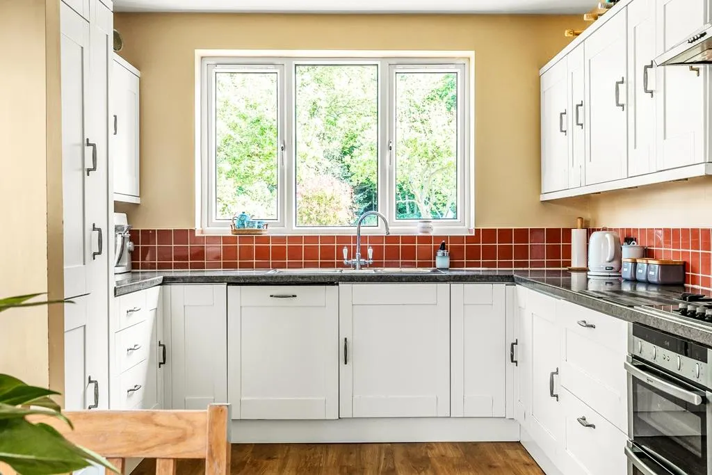 Highlands Avenue, Leatherhead, KT22, photo 12