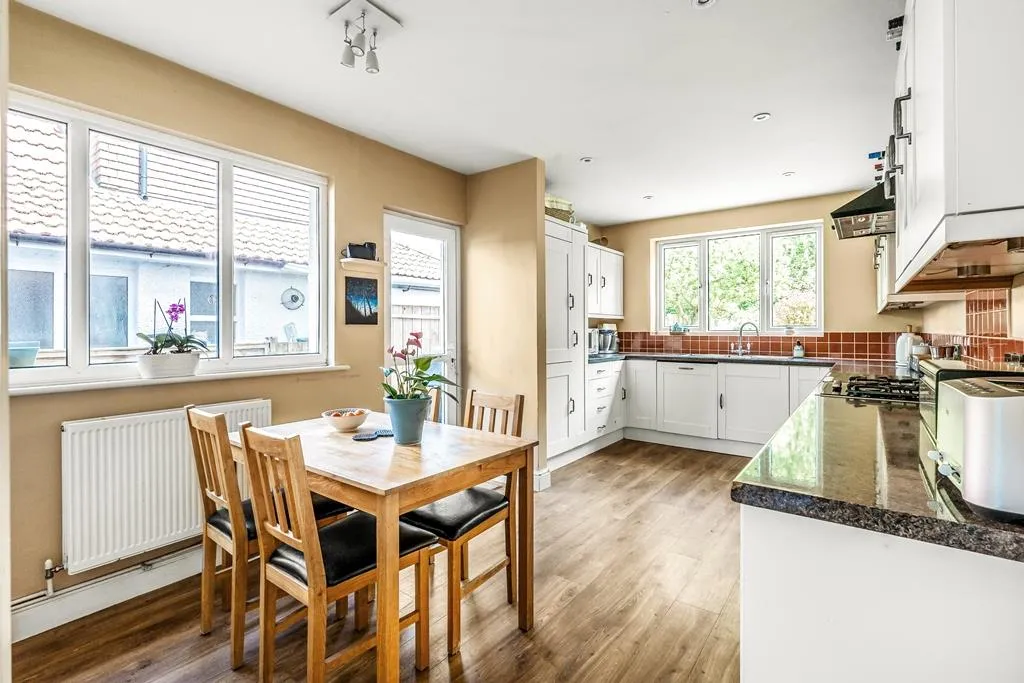 Highlands Avenue, Leatherhead, KT22, photo 5