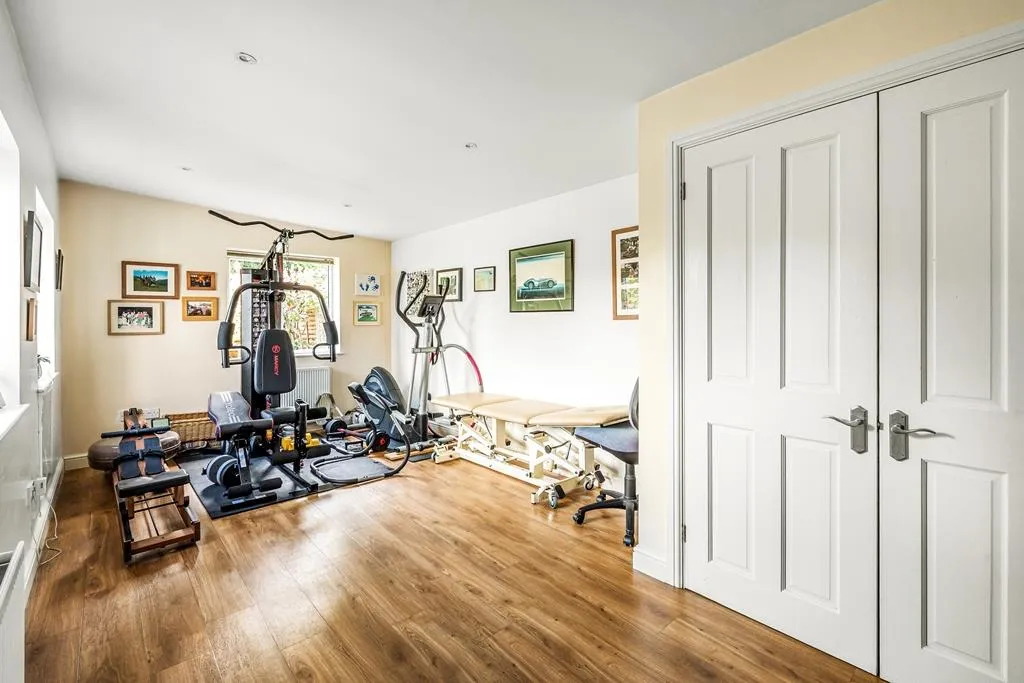 Highlands Avenue, Leatherhead, KT22, photo 16