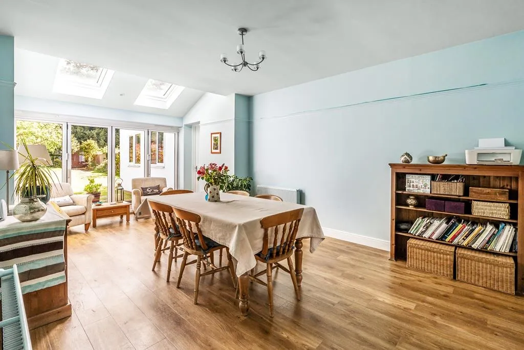 Highlands Avenue, Leatherhead, KT22, photo 14