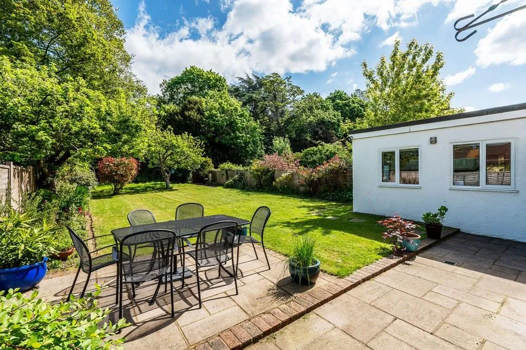 Highlands Avenue, Leatherhead, KT22, photo 2