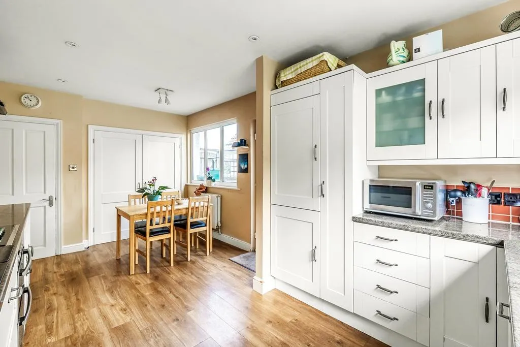 Highlands Avenue, Leatherhead, KT22, photo 13