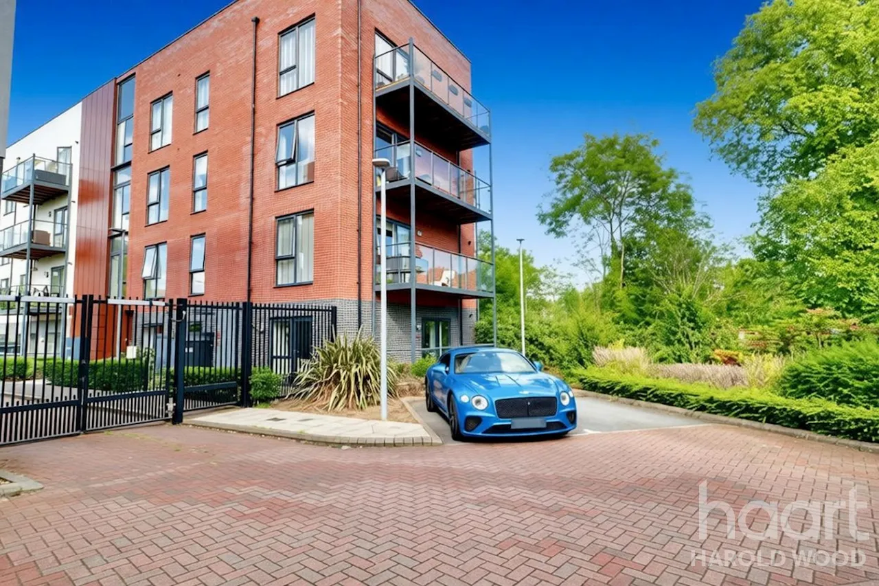 3 bed flat for sale, Jackdaw Close, Harold Wood, RM3
