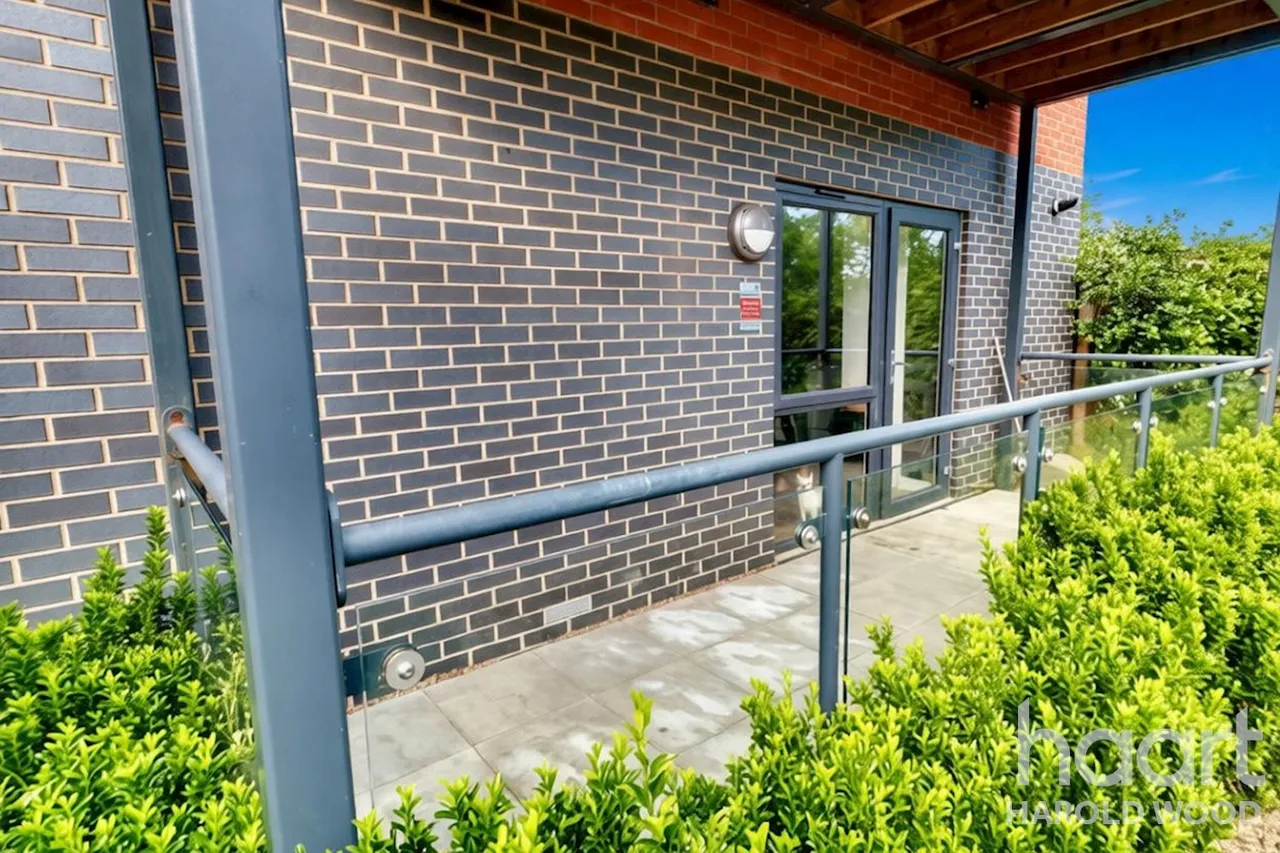Jackdaw Close, Harold Wood, RM3, photo 10