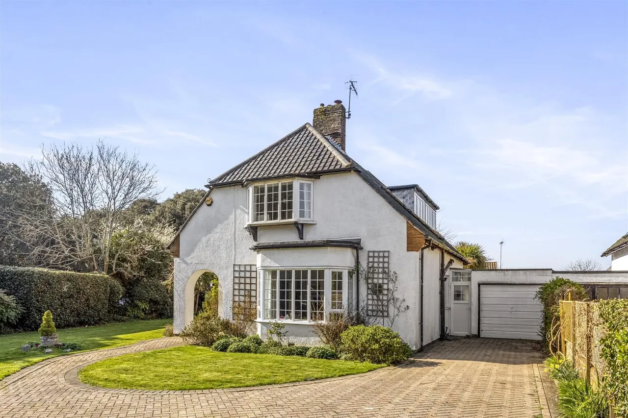4 bed house for sale — Bodiam Avenue, Goring-By-Sea, Worthing
