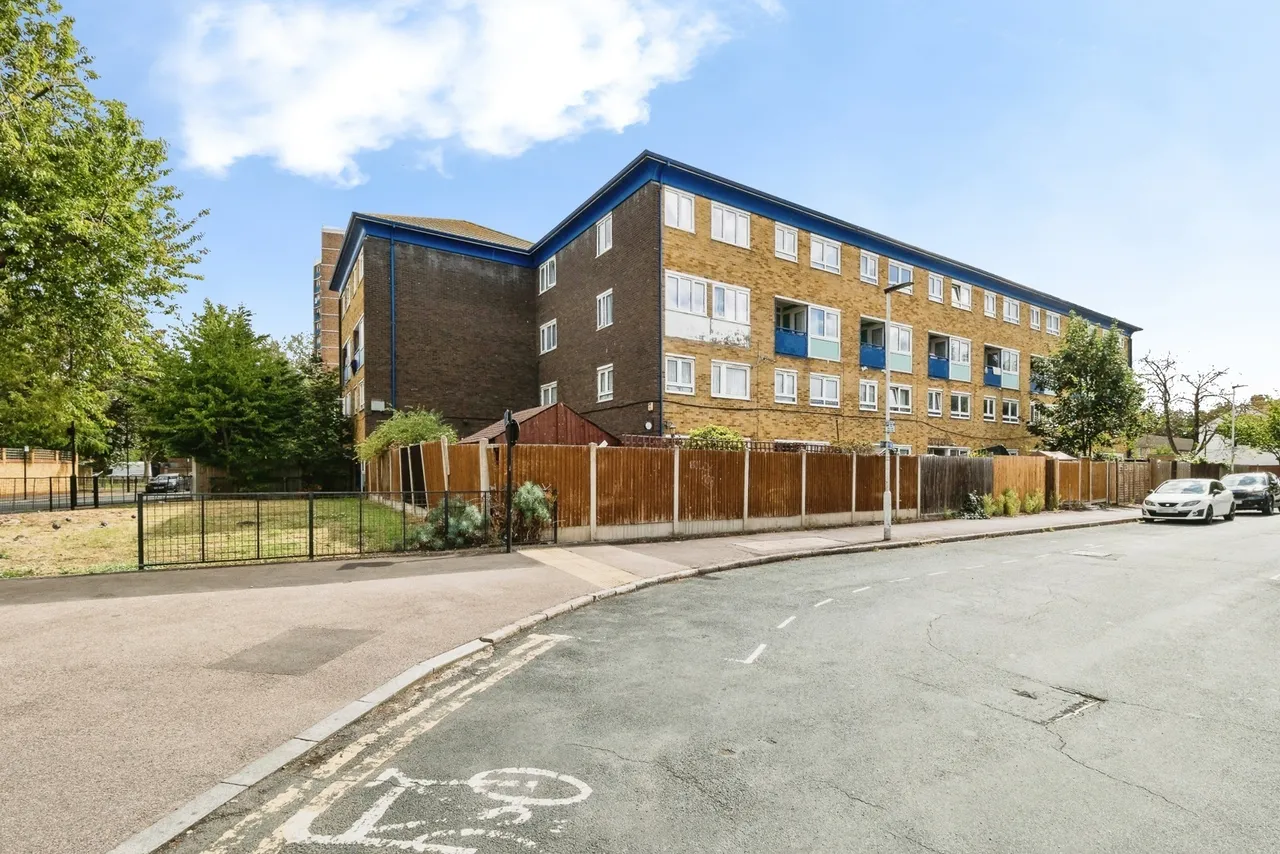 3 bed flat for sale, Jack Cornwell Street, Manor Park, E12