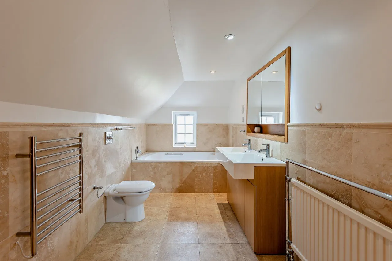 New Road, Billingshurst, RH14, photo 8
