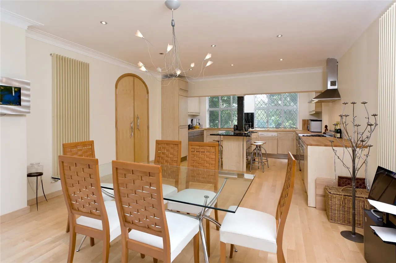 Sutherland Grove, London, SW18, photo 13