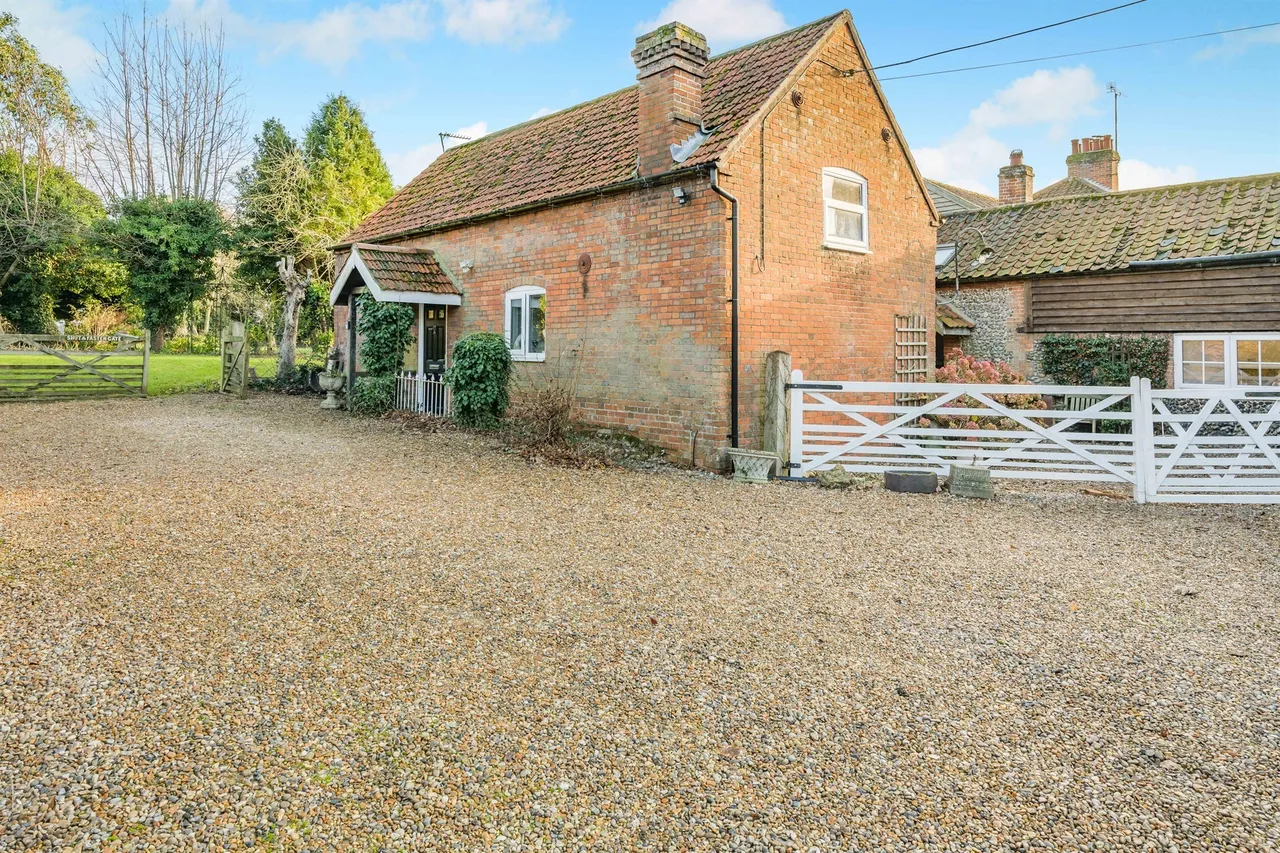 The Street, Thornage, NR25, photo 2