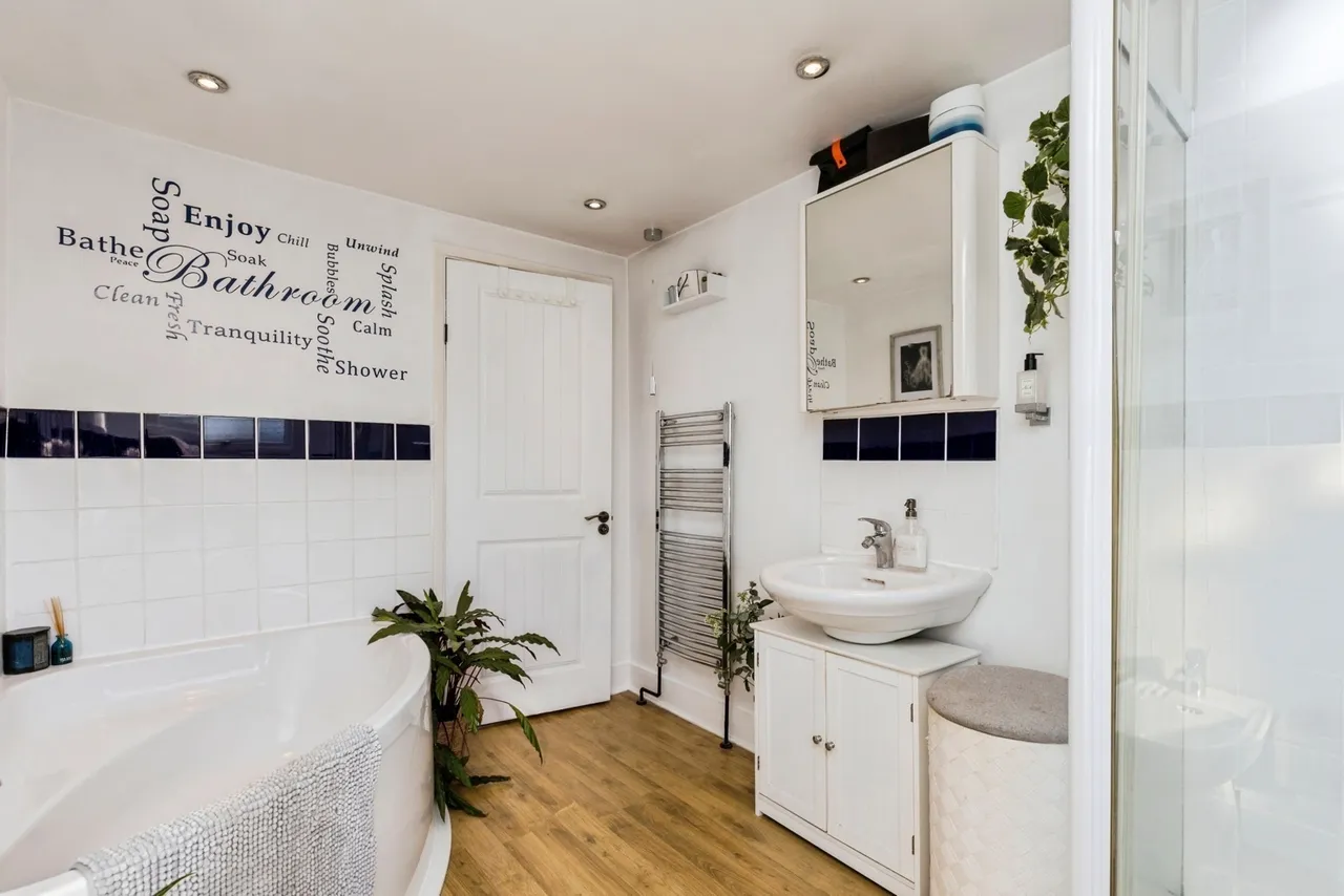 Prospect Place, Crawley, RH11, photo 11