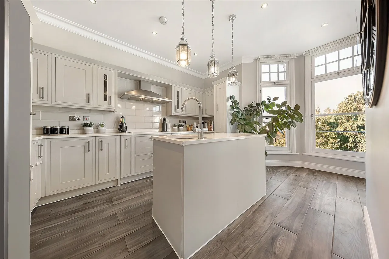 3 bed flat for sale, Fortune Green Road