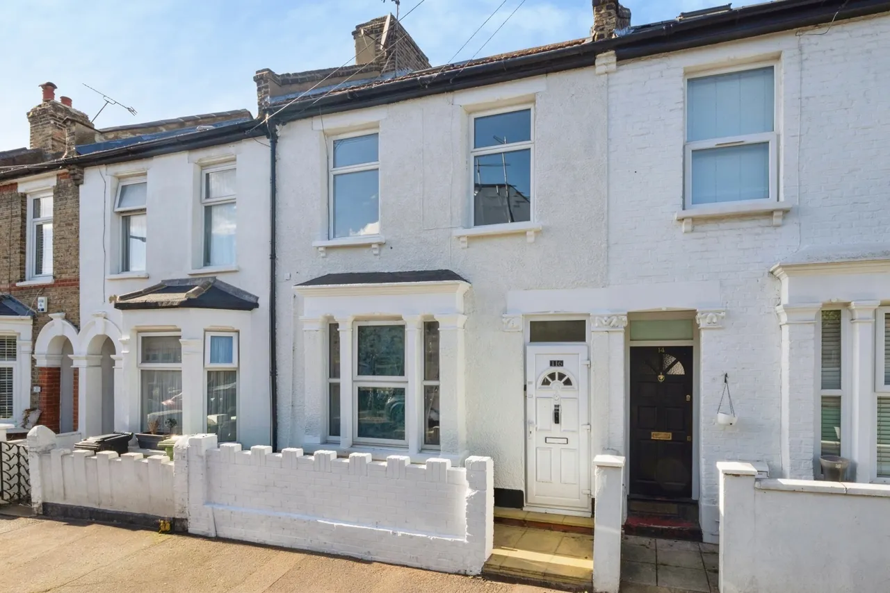 2 bed flat for sale, Carlton Road, London, E11