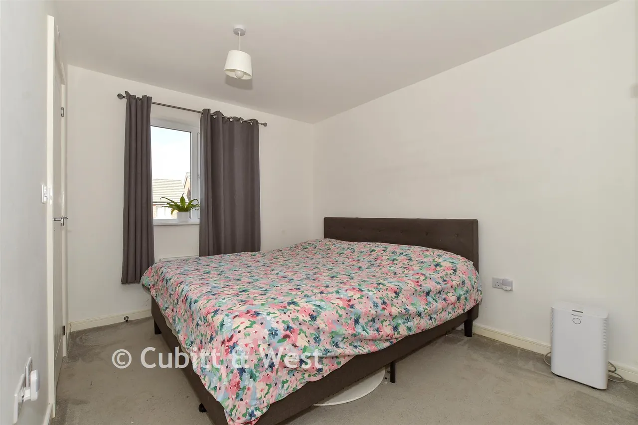 Valley Drive, Forge Wood, RH10, photo 6