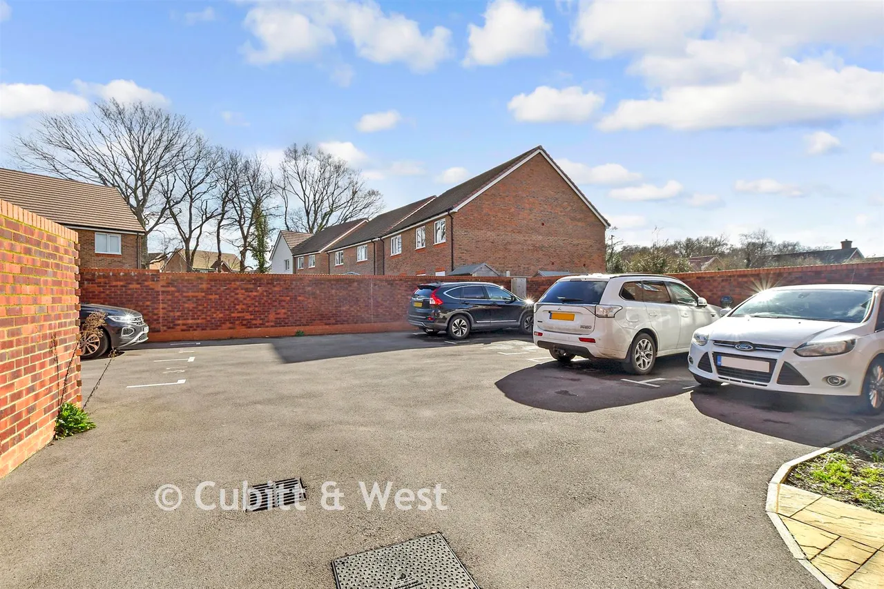 Valley Drive, Forge Wood, RH10, photo 11
