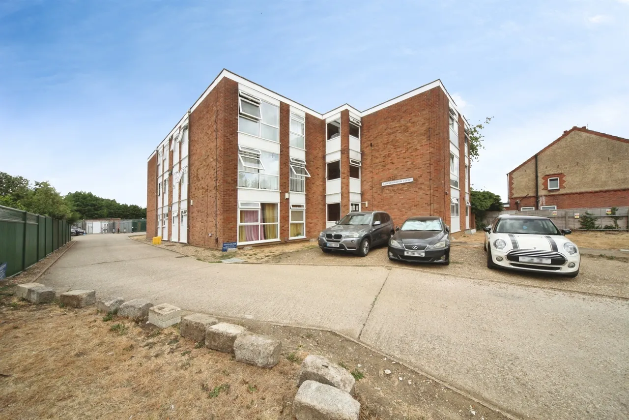 2 bed flat for sale, Stockingstone Road, Luton, LU2
