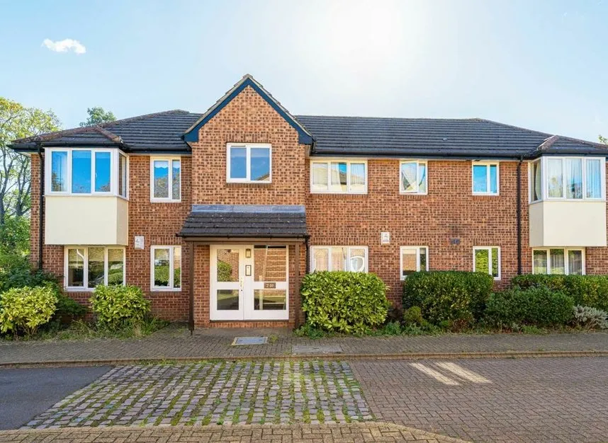 2 bed flat for sale — Shepperton Court Drive, Shepperton, TW17