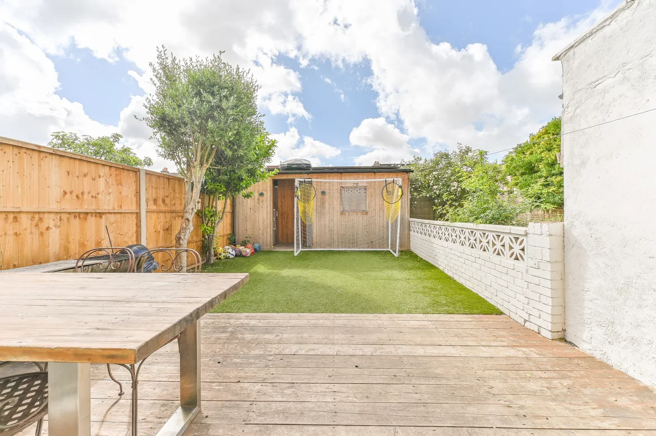 4 Malvern Close, Mitcham, photo 2