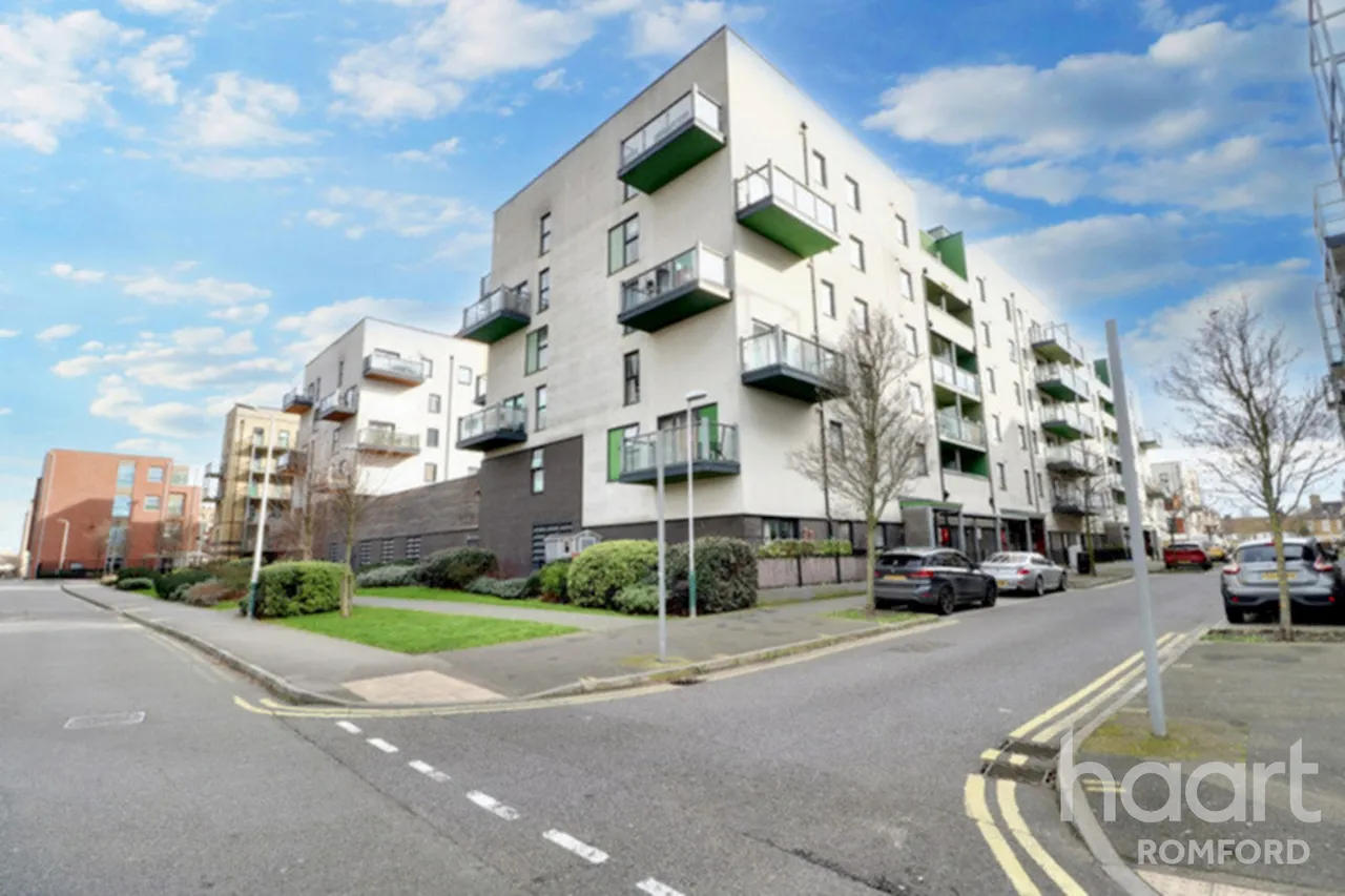 1 bed flat for sale, Chapel Court, Romford, RM7