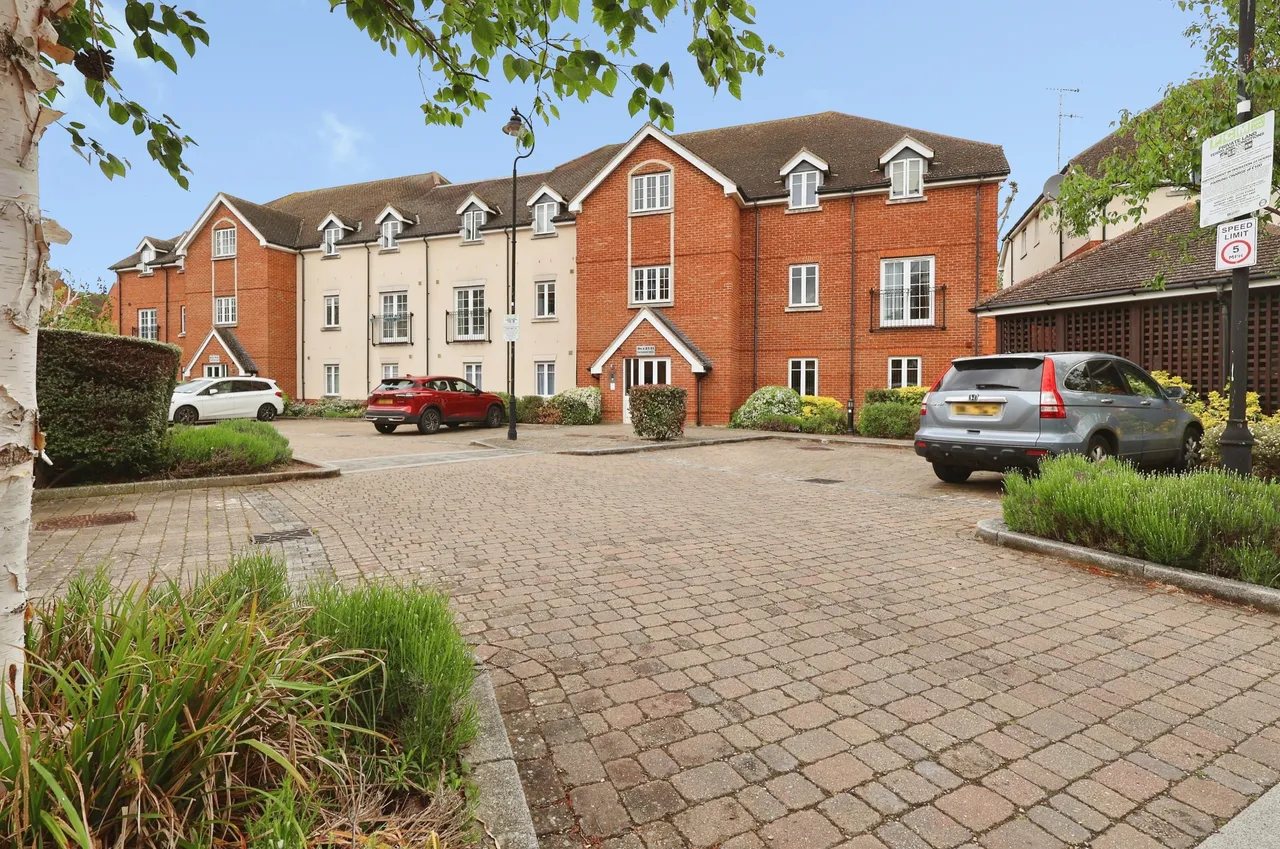 2 bed flat for sale — Peppermint Road, Hitchin
