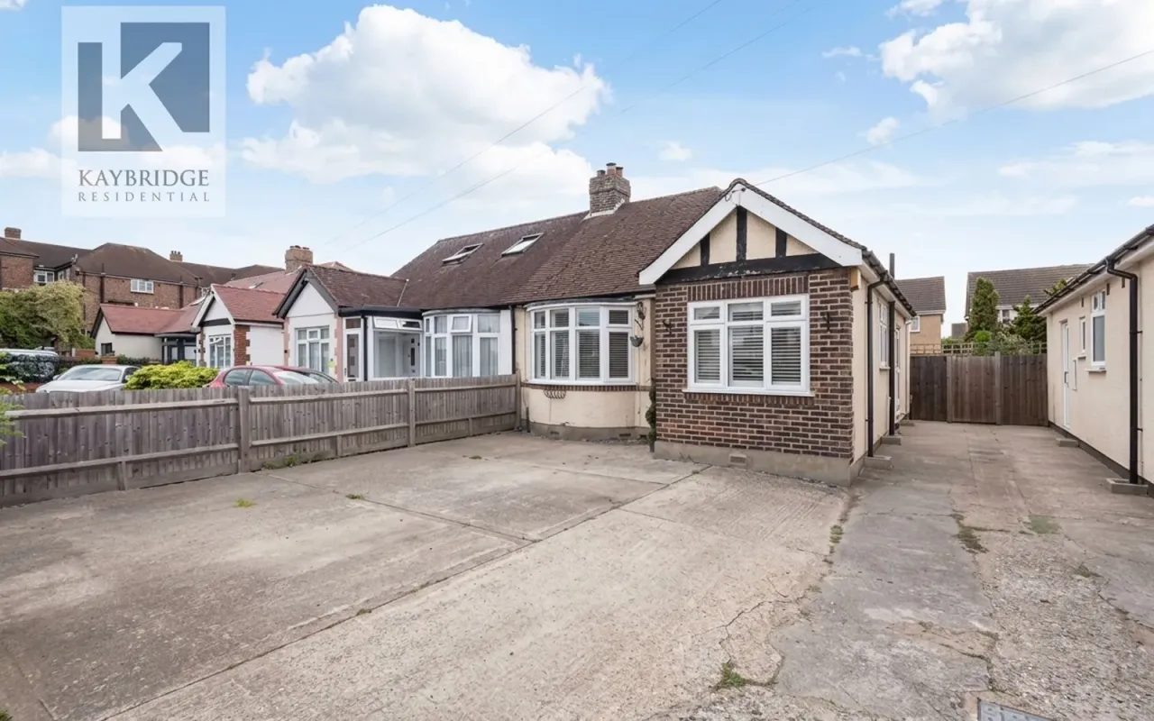 3 bed house for sale — Gatley Avenue, Epsom, KT19