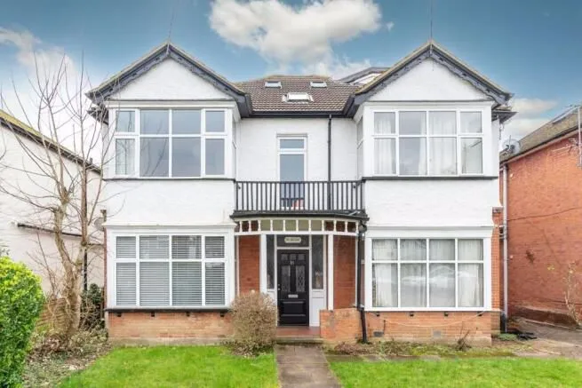2 bed flat for sale, Devonshire Road, Pinner, HA5