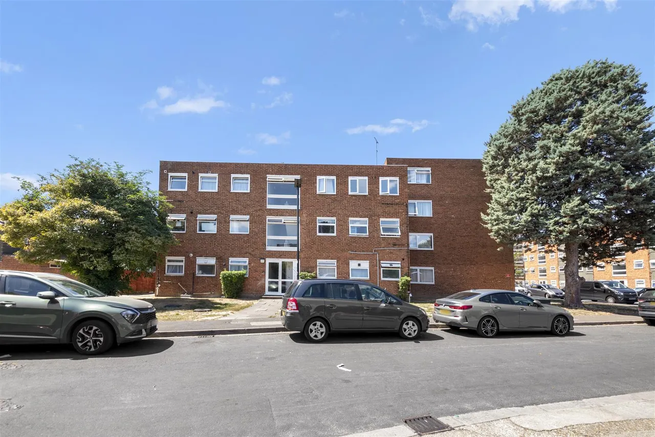 2 bed flat for sale, Memorial Close, Heston