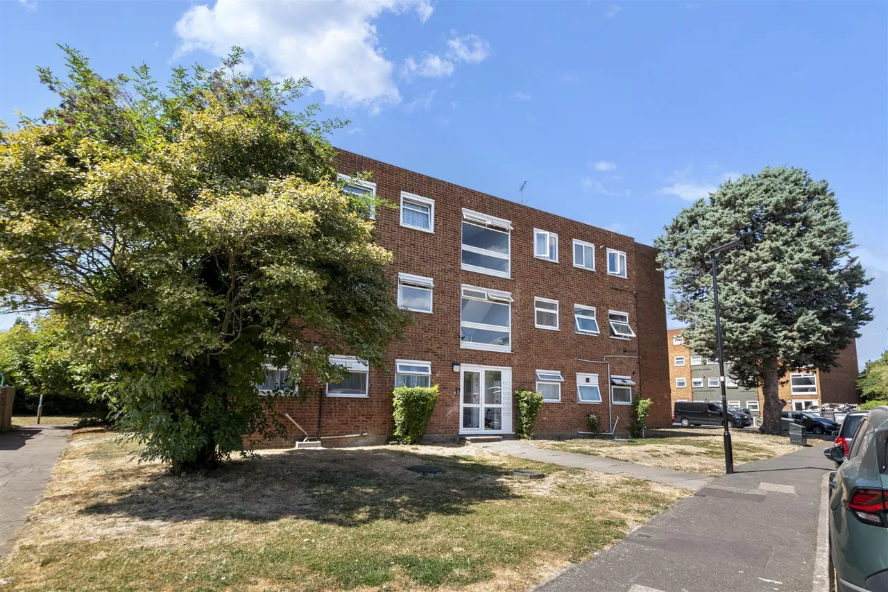 Memorial Close, Heston, photo 10
