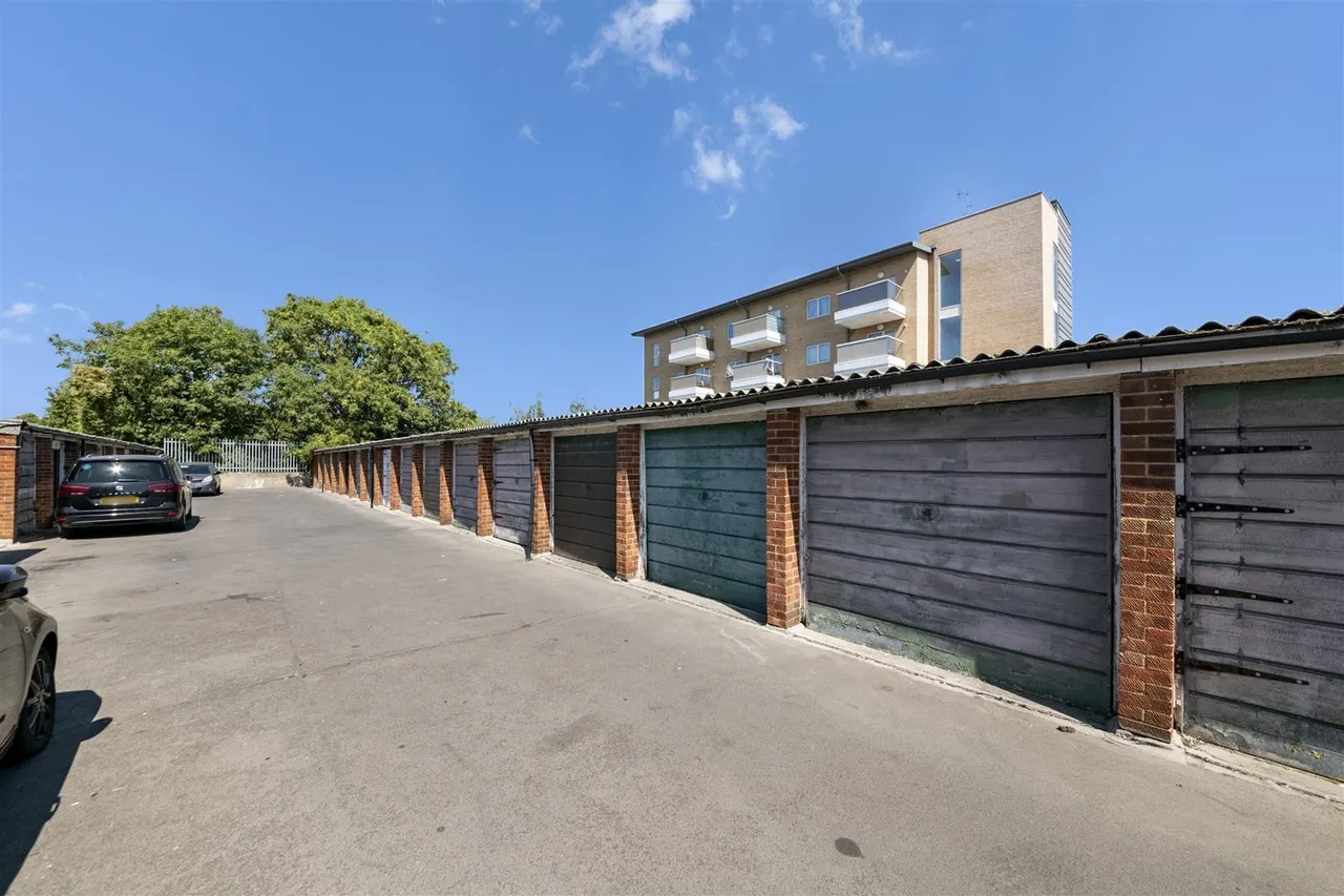 Memorial Close, Heston, photo 9