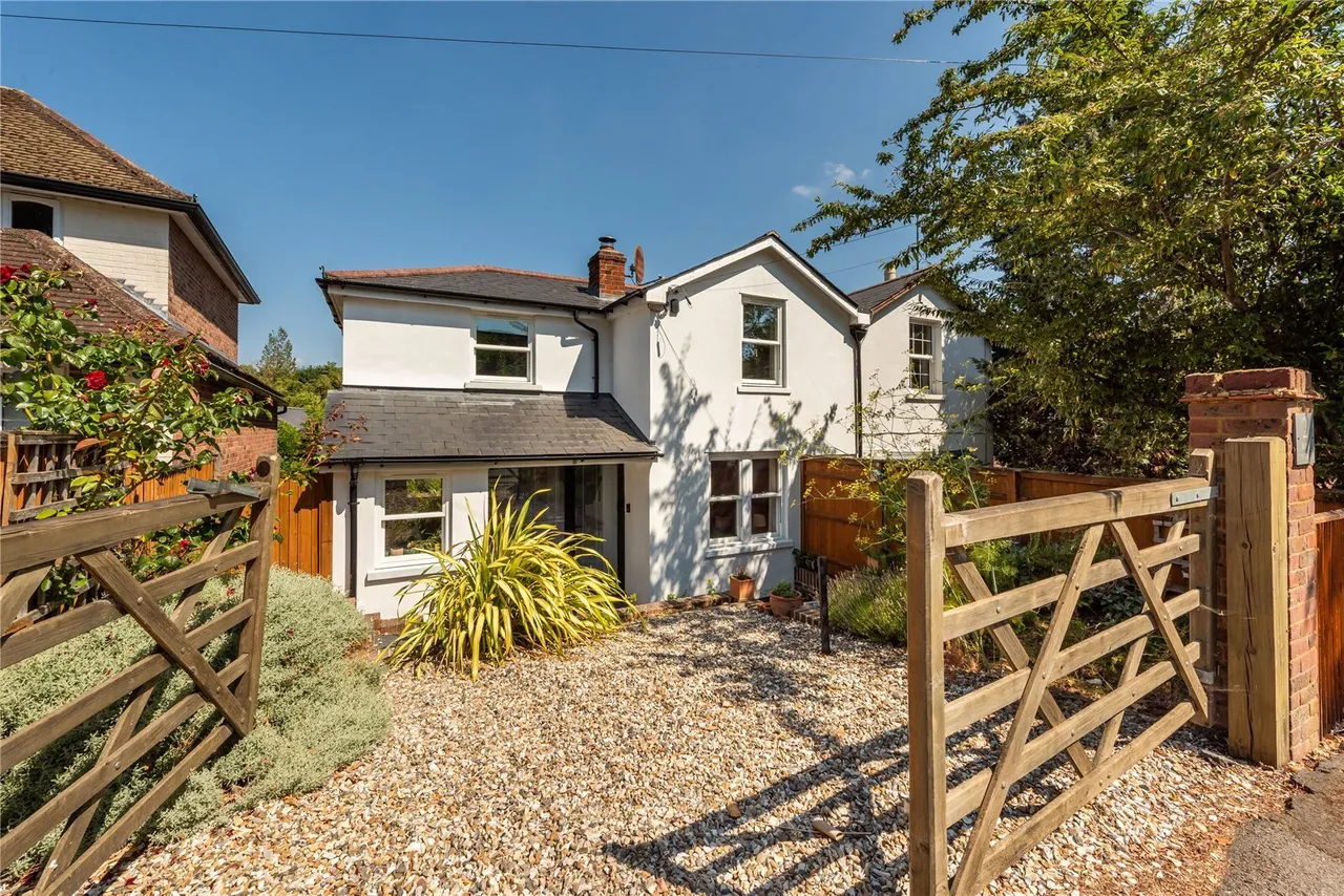 3 bed property for sale, Harrow Road West, Dorking, RH4