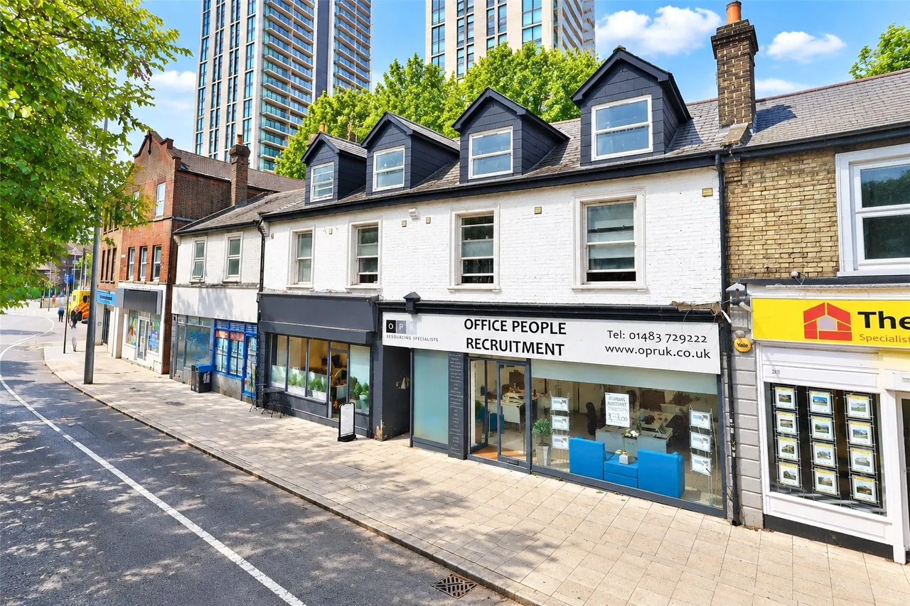 1 bed flat to rent, High Street, Woking, GU21