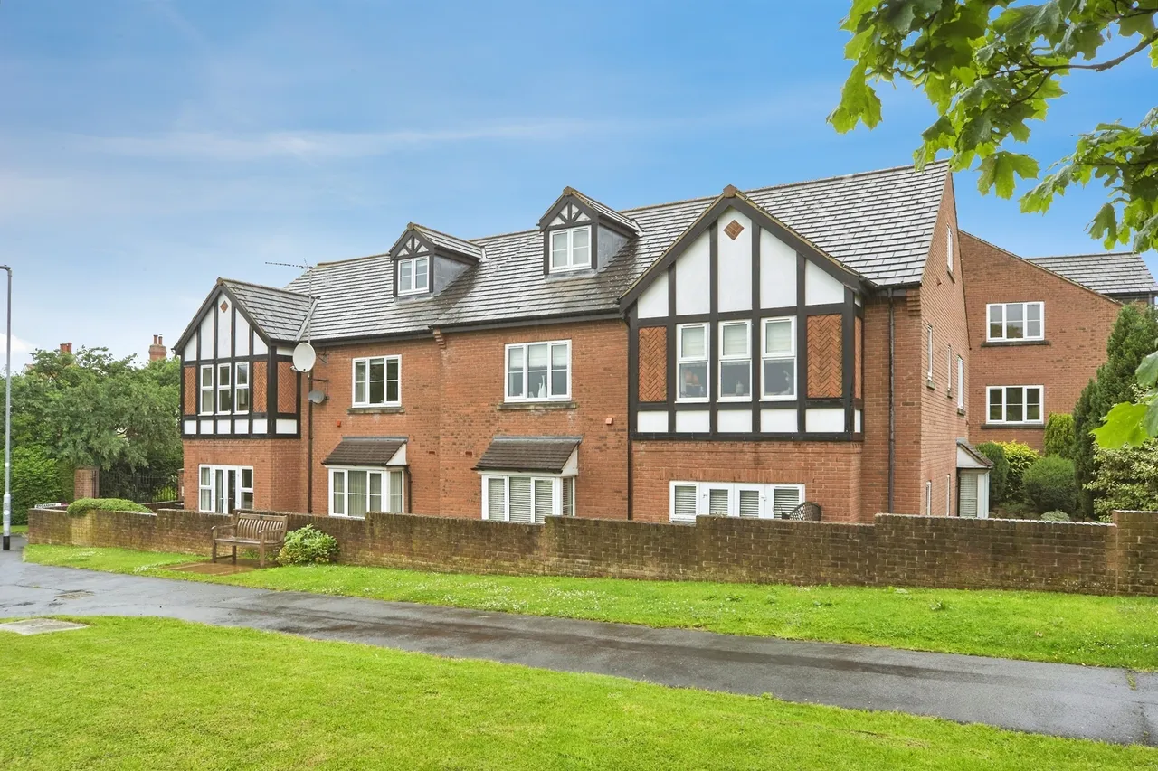 3 bed flat for sale — The Sycamores, Leeds