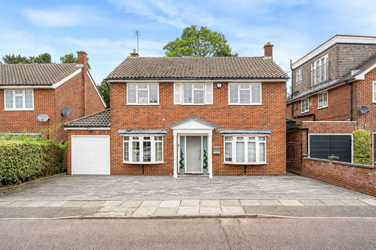4 bed house for sale — The Paddocks, Cockfosters, Barnet, EN4 9HY