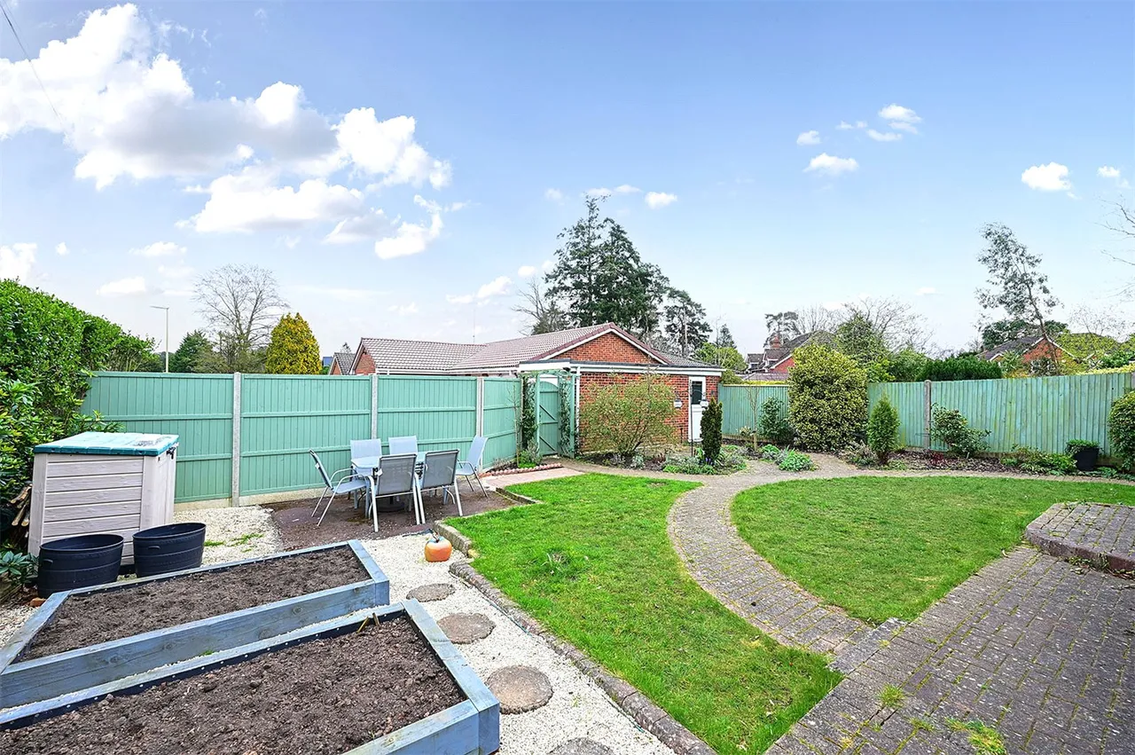 Reading Road South, Church Crookham, Fleet, Hampshire, GU52 6AL, photo 3