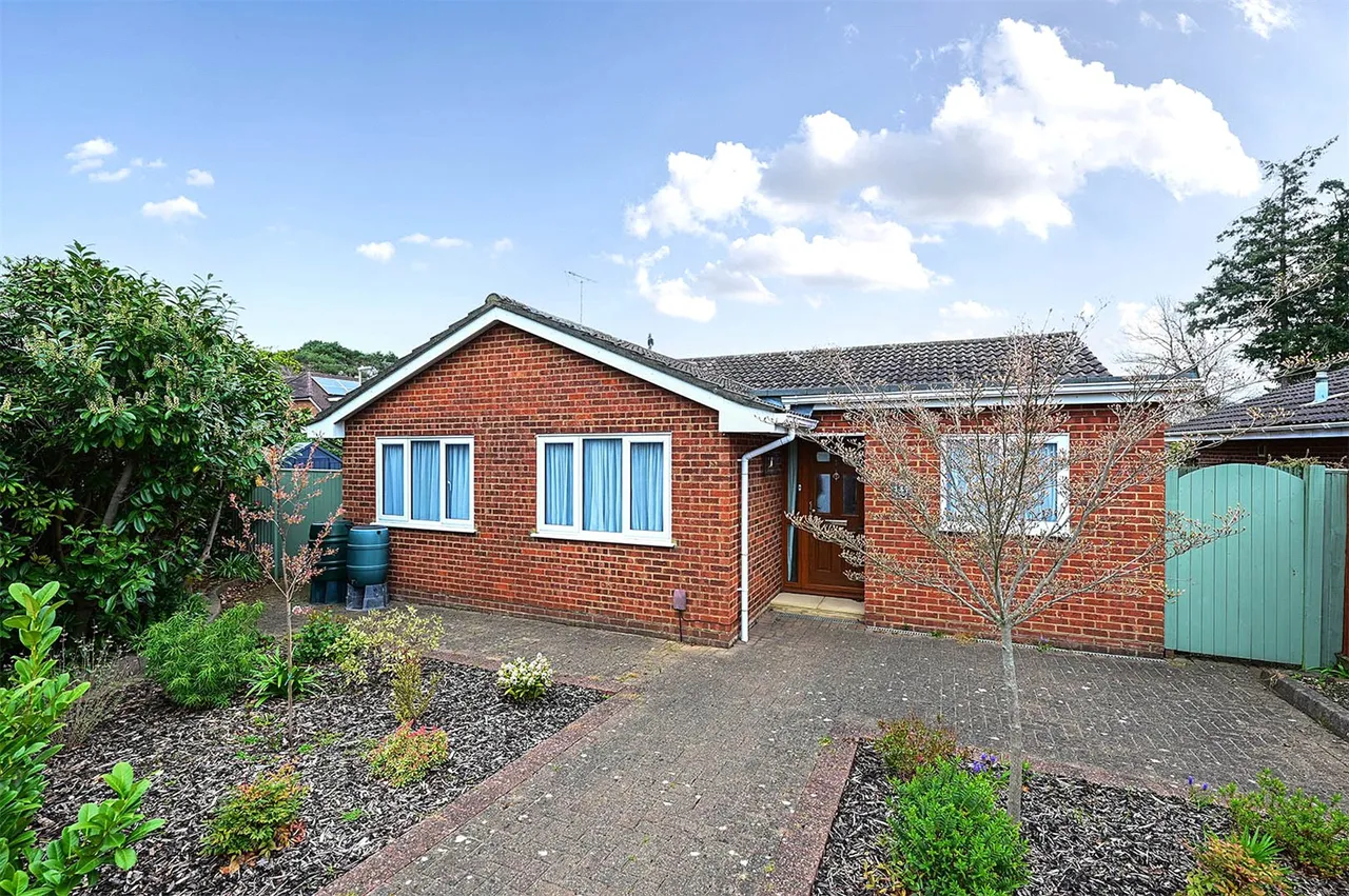 3 bed house for sale — Reading Road South, Church Crookham, Fleet, Hampshire, GU52 6AL