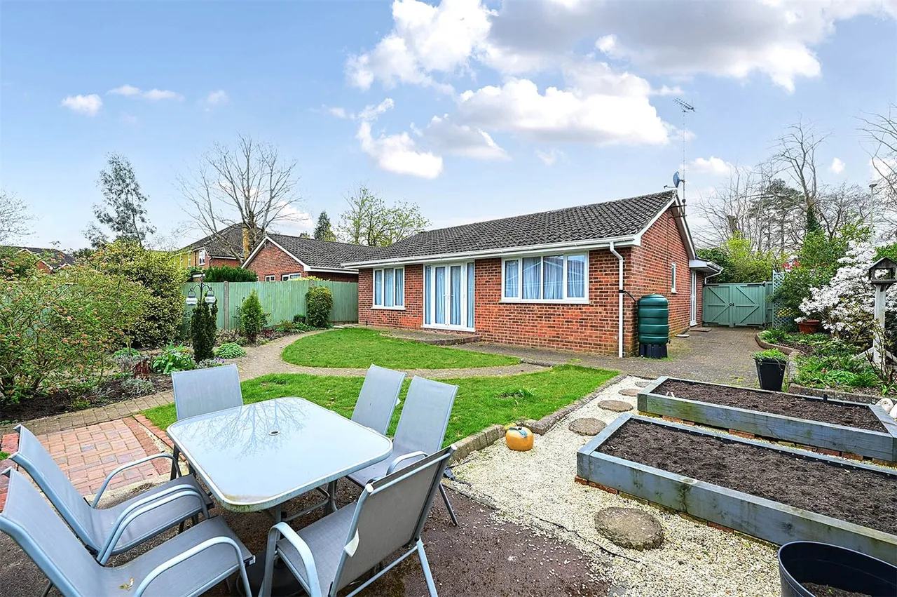 Reading Road South, Church Crookham, Fleet, Hampshire, GU52 6AL, photo 14
