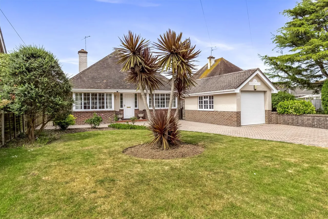 3 bed house for sale — Park Drive, Rustington