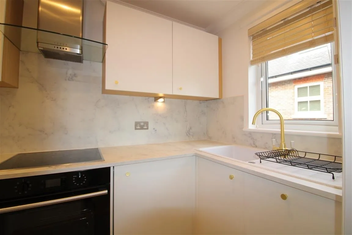 Two Bedroom Apartment, No Chain, Next To Taplow Station, Maidenhead, photo 4