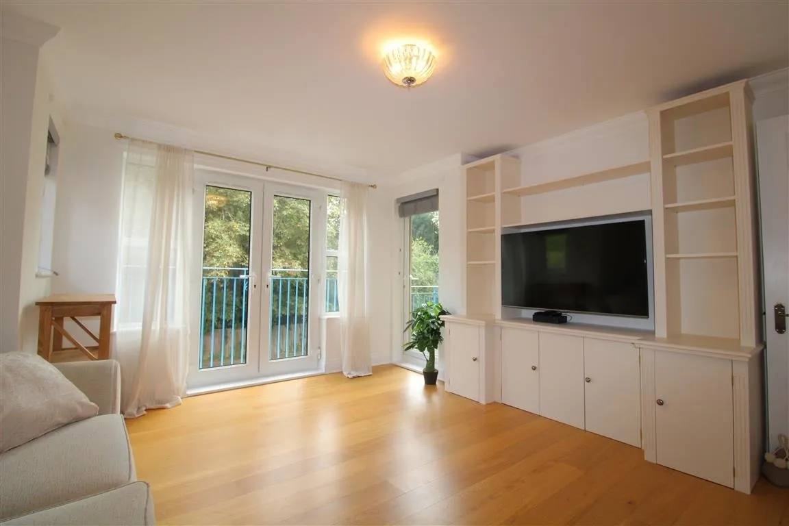 2 bed flat for sale — Two Bedroom Apartment, No Chain, Next To Taplow Station, Maidenhead