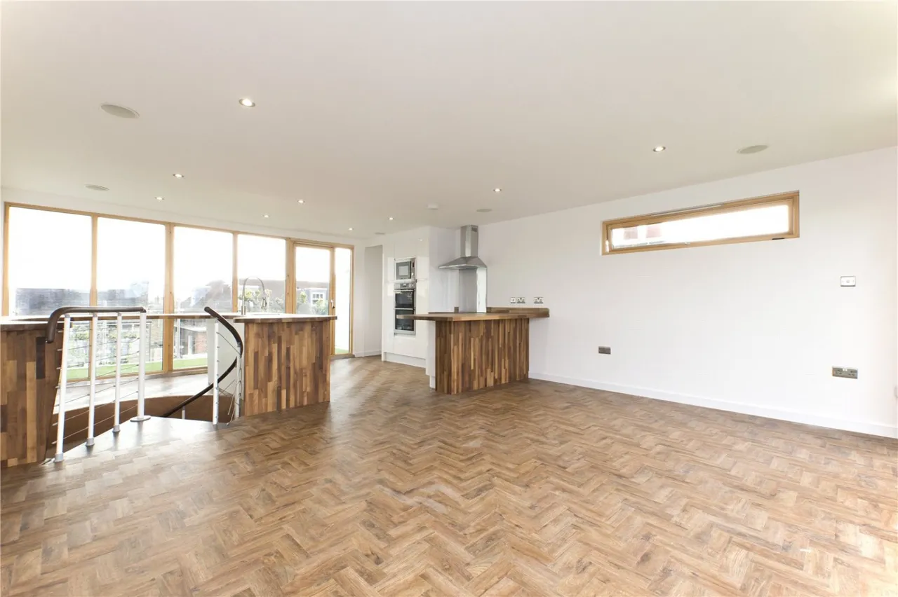 3 bed flat to rent, Grosvenor Park Road, London, E17