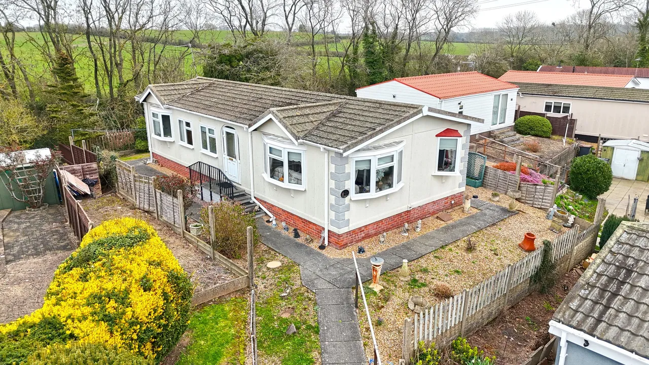 3 bed property for sale — Mill Farm Park, Bulkington, CV12
