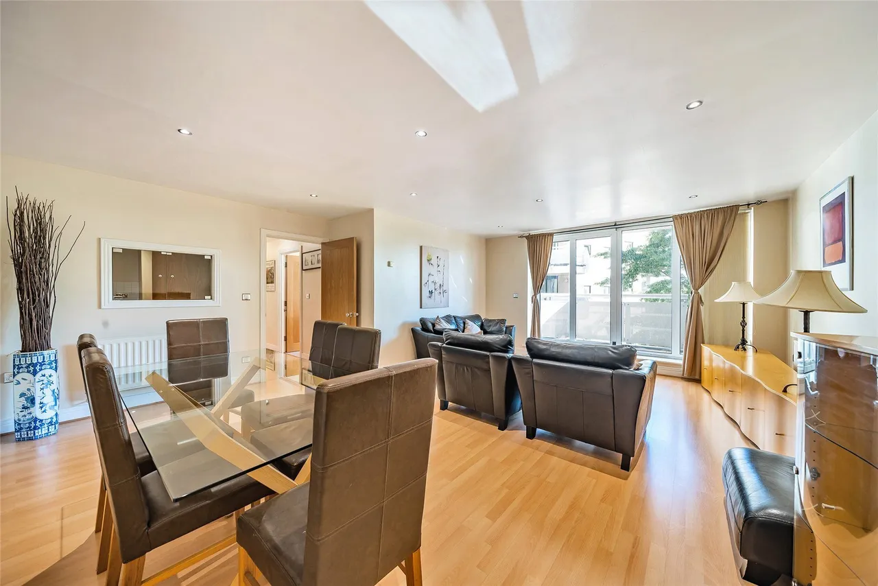 2 bed flat to rent, Wards Wharf Approach, London, E16