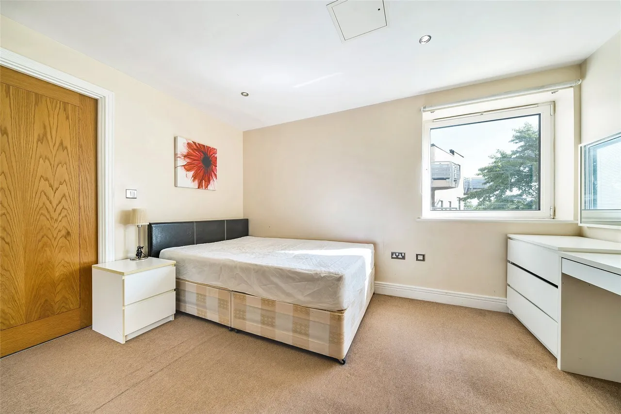 Wards Wharf Approach, London, E16, photo 5