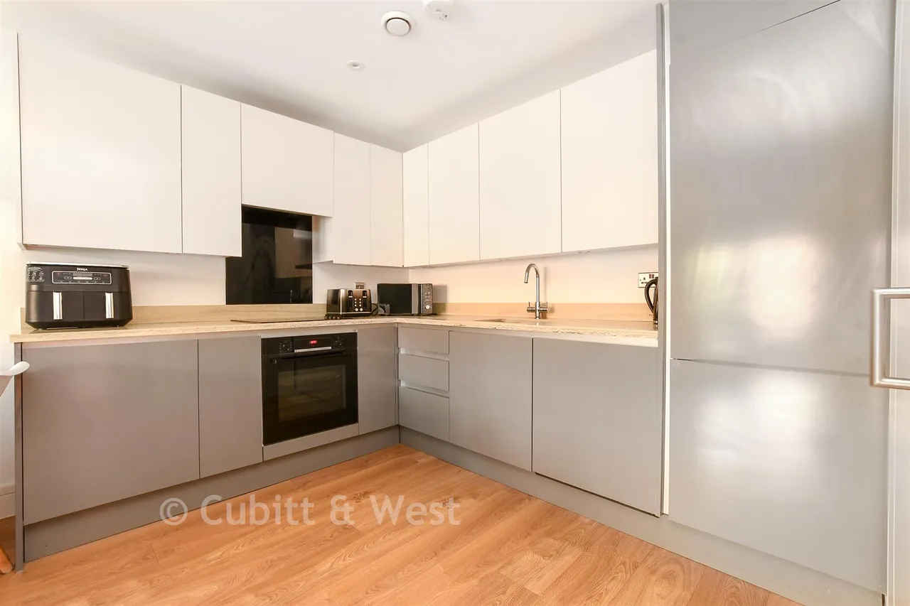 Victoria Road, Horley, RH6, photo 3