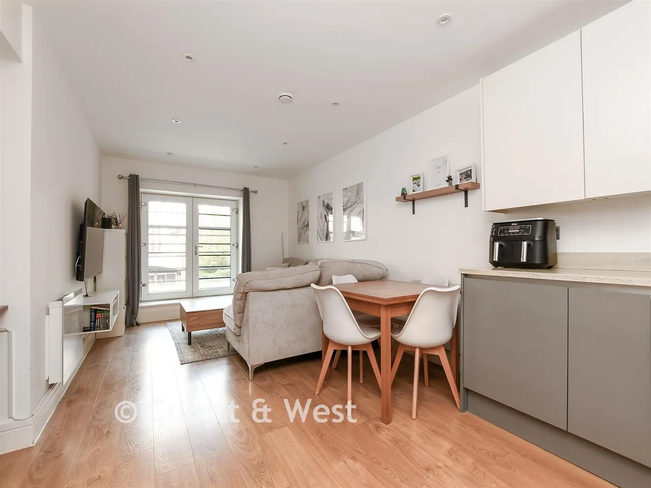 Victoria Road, Horley, RH6, photo 2