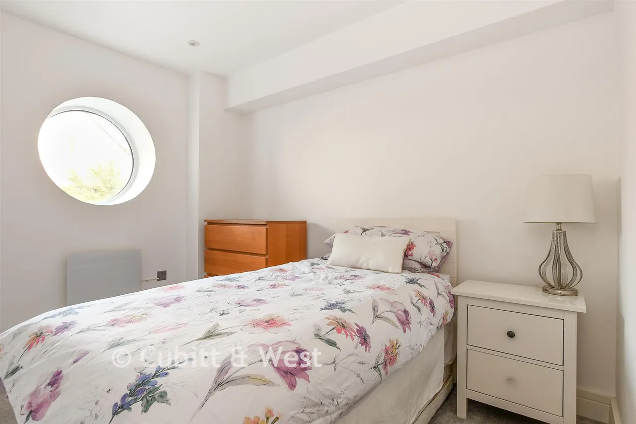 Victoria Road, Horley, RH6, photo 11