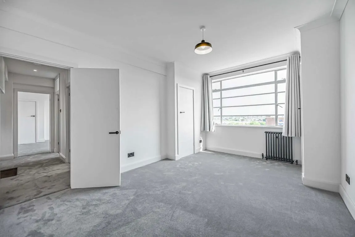Balham High Road, SW17, photo 4