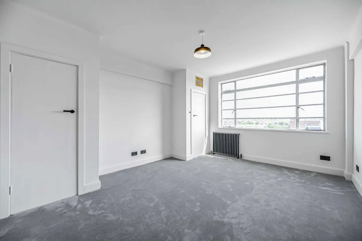 Balham High Road, SW17, photo 2