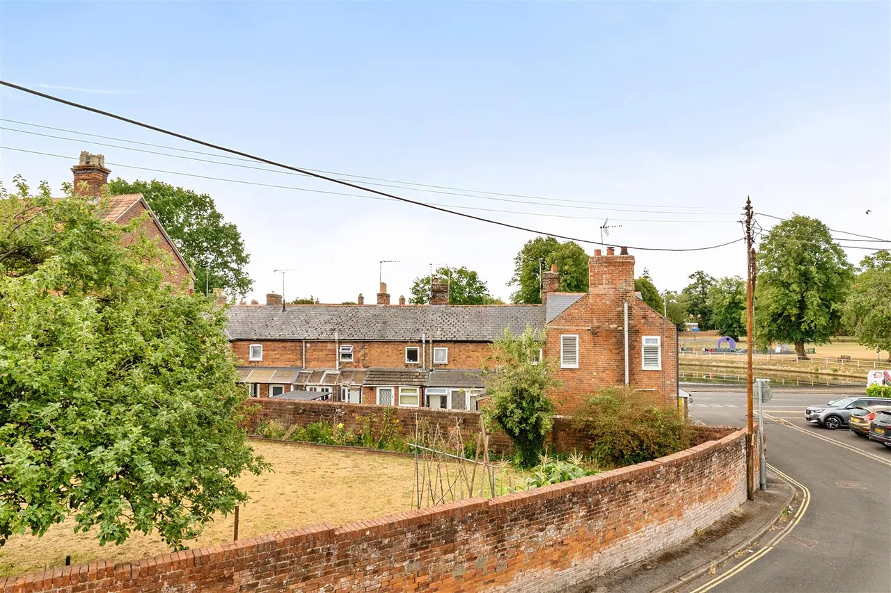 Estcourt Crescent, Devizes, SN10, photo 13
